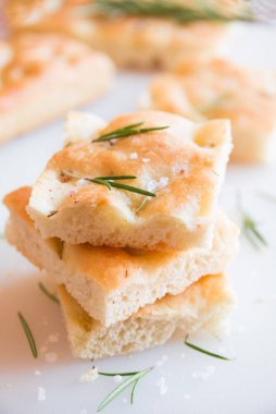 Biberiyeli ve tuzlu basit uçak pizzası.