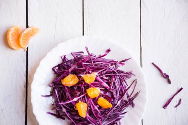 Turuncu parçalı kırmızı lahana salatası