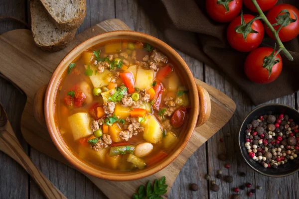 Leckere Hamburgersuppe mit Fleisch und Gemüse — Stockfoto