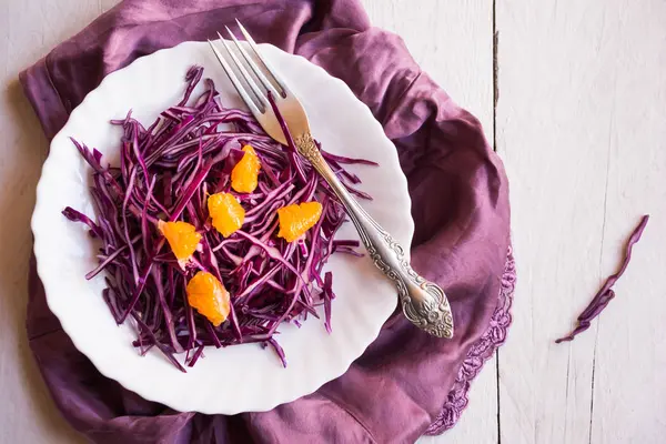 Салат из красной капусты с кусочками апельсина — стоковое фото