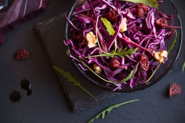 Fındıklı kırmızı lahana salatası ve roka.