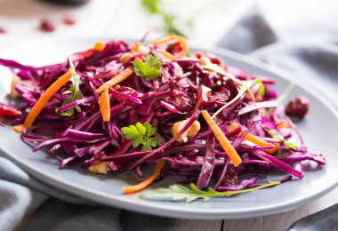 Fındıklı ve maydanozlu kırmızı lahana salatası