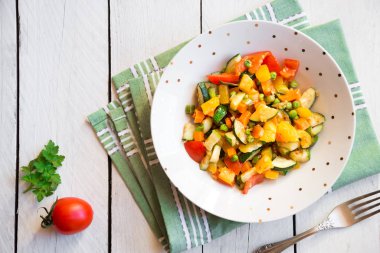 Karışık sebze, sağlıklı bir vejetaryen yemeği.