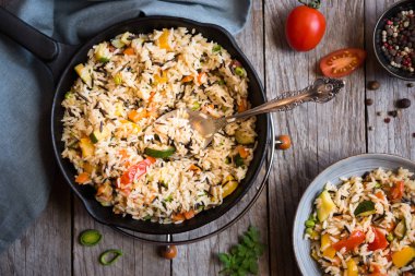 Karışık sebzeli pilav, sağlıklı vejetaryen yemeği.