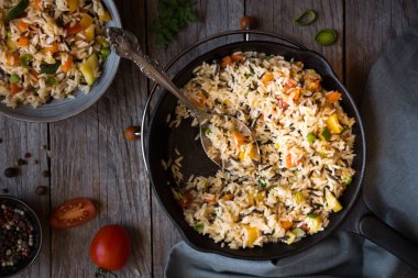 Karışık sebzeli pilav, sağlıklı vejetaryen yemeği.