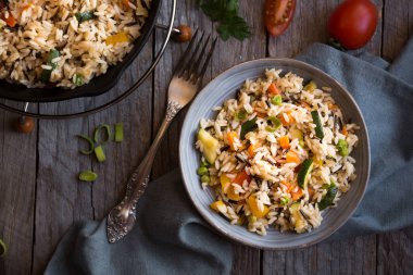 Karışık sebzeli pilav, sağlıklı vejetaryen yemeği.