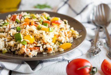 Karışık sebzeli pilav, sağlıklı vejetaryen yemeği.