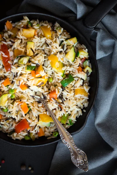 Ris med blandade grönsaker, hälsosam vegetarisk mat — Stockfoto