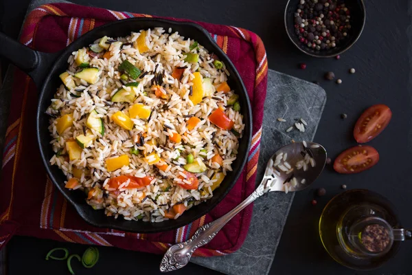 Рис со смешанными овощами, здоровая вегетарианская еда — стоковое фото