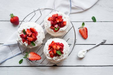 Kremalı ve taze çilekli lezzetli Pavlova keki.