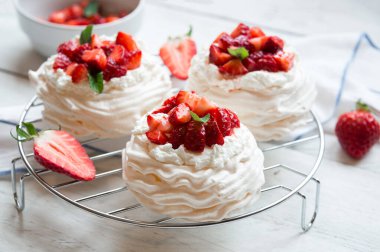 Kremalı ve taze çilekli lezzetli Pavlova keki.