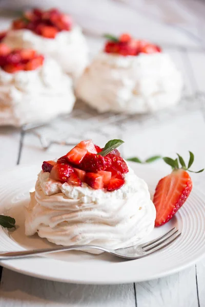 Lahodný Dort Pavlova Meringue Čerstvými Jahodami — Stock fotografie