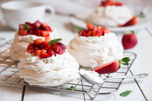 Lahodný Dort Pavlova Meringue Čerstvými Jahodami — Stock fotografie