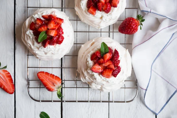 Heerlijke Pavlova Taart Gemaakt Met Meringue Verse Aardbeien — Stockfoto