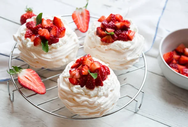 Lahodný Dort Pavlova Meringue Čerstvými Jahodami — Stock fotografie