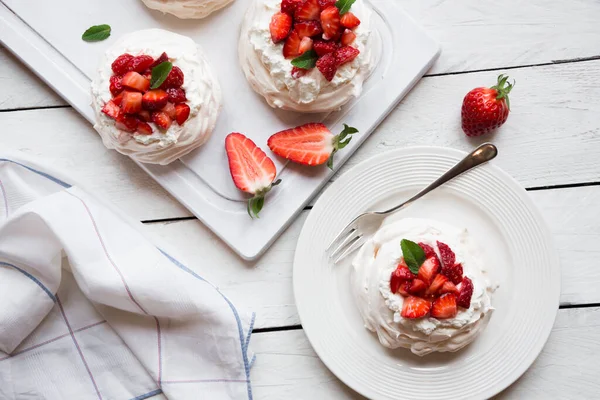 Lahodný Dort Pavlova Meringue Čerstvými Jahodami — Stock fotografie