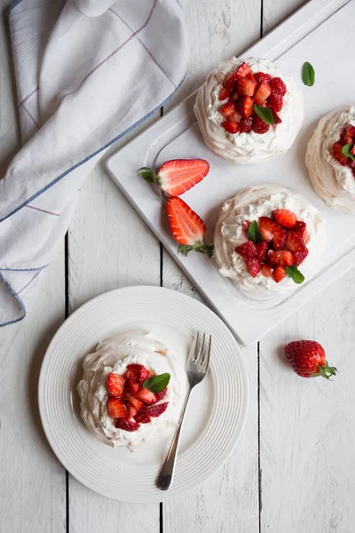 Kremalı ve taze çilekli lezzetli Pavlova keki.