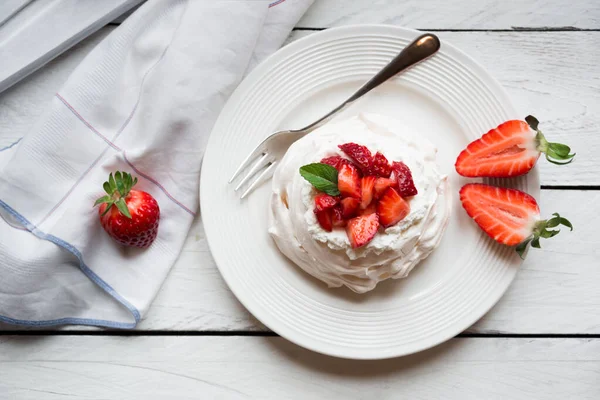 Lahodný Dort Pavlova Meringue Čerstvými Jahodami — Stock fotografie