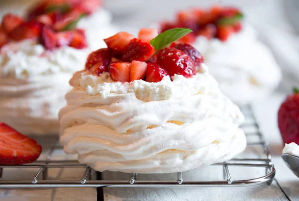 Lahodný Dort Pavlova Meringue Čerstvými Jahodami — Stock fotografie