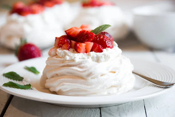 Lahodný Dort Pavlova Meringue Čerstvými Jahodami — Stock fotografie