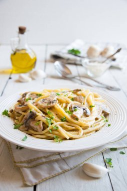 Mantarlı makarna ve kremalı sosis.