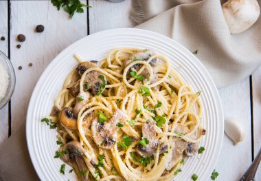 Mantarlı makarna ve kremalı sosis.