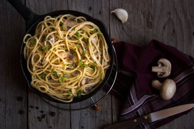 Mantarlı makarna ve kremalı sosis.