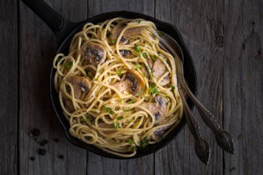 Mantarlı makarna ve kremalı sosis.