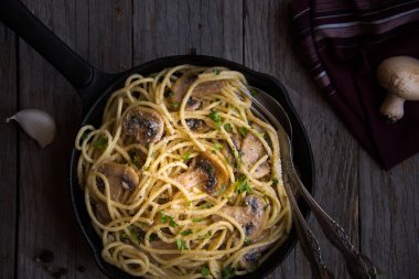 Mantarlı makarna ve kremalı sosis.