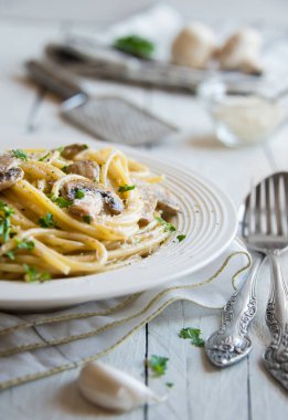 Mantarlı makarna ve kremalı sosis.