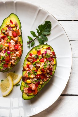 Avokado ton balığı ve sebzelerle dolu.