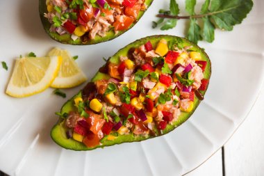 Avokado ton balığı ve sebzelerle dolu.