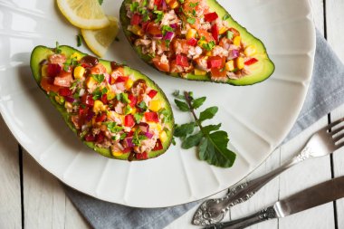 Avokado ton balığı ve sebzelerle dolu.