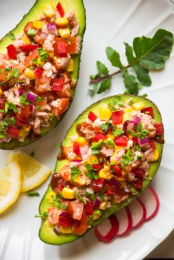 Avokado ton balığı ve sebzelerle dolu.