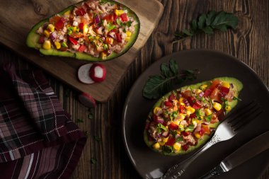 Avokado ton balığı ve sebzelerle dolu.