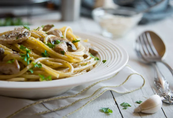 Spaghetti Mit Pilzen Und Cremiger Sause — Stockfoto