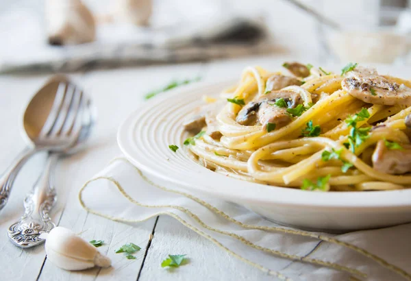 Spaghetti Mit Pilzen Und Cremiger Sause — Stockfoto