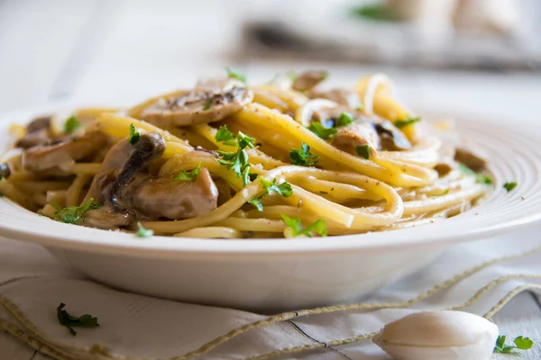 Spaghetti Mit Pilzen Und Cremiger Sause — Stockfoto