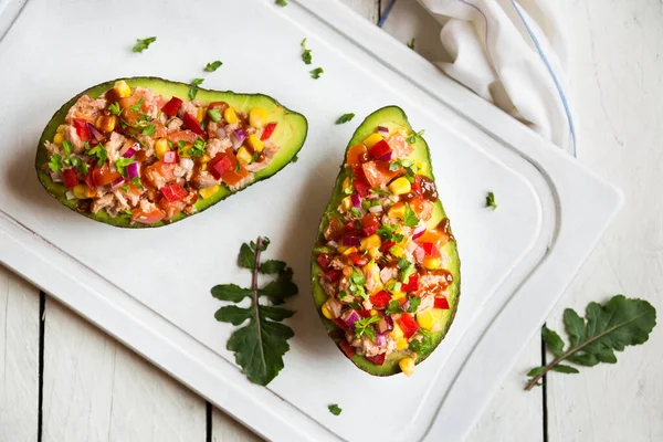 Avokado ton balığı ve sebzelerle dolu.