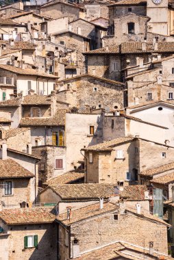 İtalya 'da yeşille çevrili küçük bir kasaba ya da köy. Eski evlerin panoramik görünümü