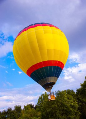 Gökyüzünde uçuşan renkli sıcak hava balonu