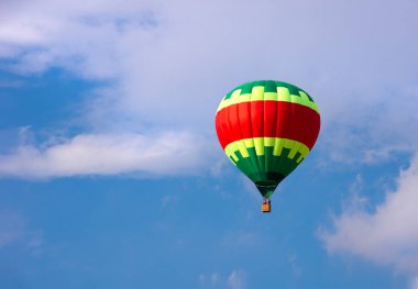 Gökyüzünde uçuşan renkli sıcak hava balonu