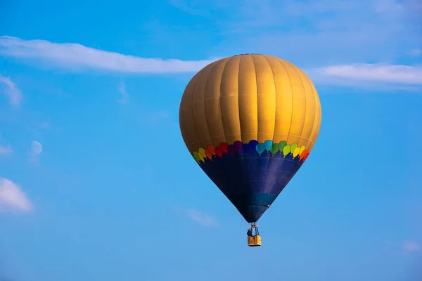 空を飛ぶカラフルな熱気球 — ストック写真