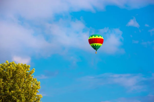 Färgglada Varmluftsballong Flyger Himlen — Stockfoto