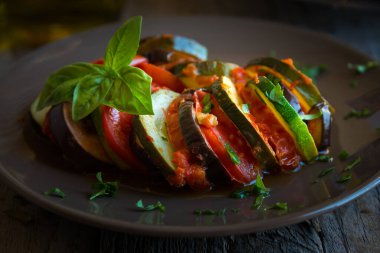 Dilimlenmiş sebzelerden yapılmış ev yapımı ratatouille: kabak, domates ve patlıcan..