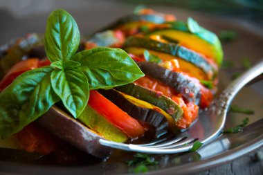 Dilimlenmiş sebzelerden yapılmış ev yapımı ratatouille: kabak, domates ve patlıcan..