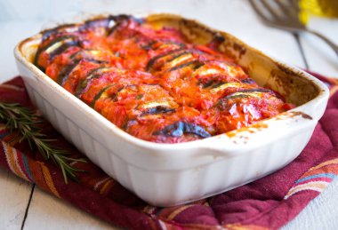 Dilimlenmiş sebzelerden yapılmış ev yapımı ratatouille: kabak, domates ve patlıcan..