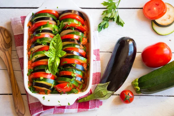 Házi Készítésű Ratatouille Szeletelt Zöldségekből Cukkini Paradicsom Padlizsán — Stock Fotó