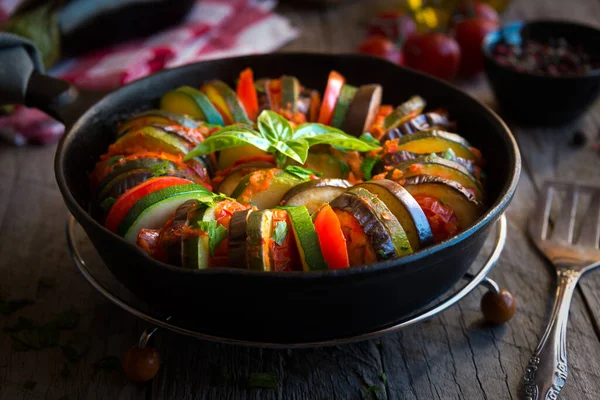 Domowej Roboty Ratatouille Krojonych Warzyw Cukinia Pomidory Bakłażan — Zdjęcie stockowe