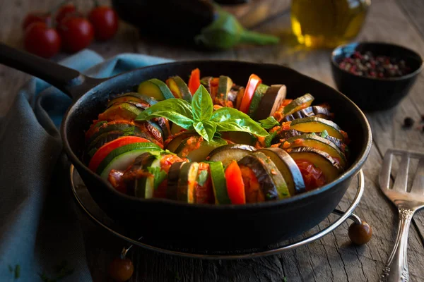 自家製のラタトゥイユは スライスした野菜で作られています ズッキーニ トマト — ストック写真